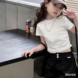 Chiếc áo thun cổ tròn giản dị đáng yêu này có thiết kế hình công chúa Elsa của Disney và rất phù hợp cho các bé gái.