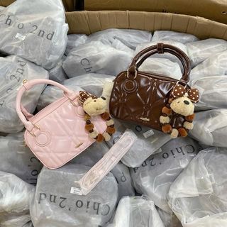 Chio2nd - Túi Đeo Chéo Dáng Hộp Trần Trám Nổi Kèm Charm Gấu Vòng