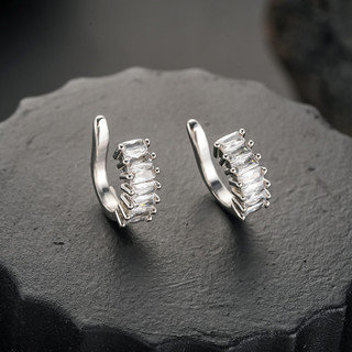 Tai kẹp nam bạc zircon xương cube, thiết kế sang trọng và bắt mắt - phụ kiện thời trang 2026