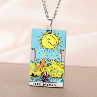 Vòng cổ tâm linh Skyrim với thiết kế tarot và bùa hộ mệnh mặt trăng mặt trời, làm từ thép không gỉ, hiển thị nhiều màu sắc dưới ánh sáng UV