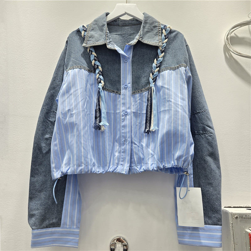 Áo sơ mi denim sọc màu tương phản phong cách châu Âu mới cho đầu xuân