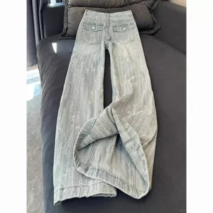 Quần Jean nữ thiết kế lưng cao năm nay, dáng slimmer với đường cắt drapy hình vòm.