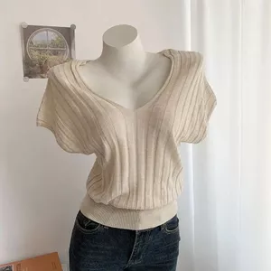 Áo thun dệt kim sọc cổ chữ V Hàn Quốc, phù hợp mùa hè với dáng ôm vừa vặn