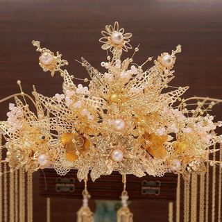 Cô dâu - Mũ đội đầu sang trọng có tua rua và hình phượng hoàng vàng, phù hợp trang phục cưới truyền thống Trung Quốc