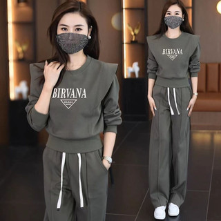Bộ đồ nữ mới gồm áo ngắn cổ tròn và quần ống rộng, bộ hai mảnh dáng ôm có tay áo bồng bềnh