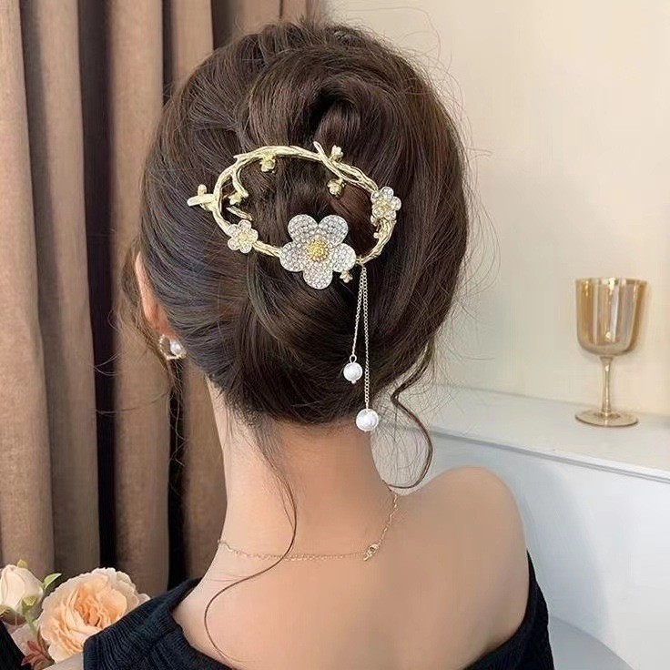 Kẹp Tóc Duoi Cá Tua Rua Với Ánh Sáng Sang Trọng Và Họa Tiết Bướm Xoắn - Phù Hợp Cho Làm Đẹp Đầu Sau