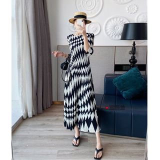 Đầm nữ dài tay ba phần tư kim cương giả, màu đen trắng xếp ly, phù hợp mùa xuân hè.