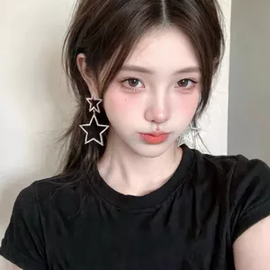 Bông tai ngôi sao kim cương nhấp nháy phóng đại