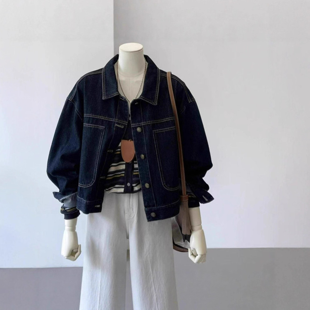 Màu xanh đậm Áo khoác denim ngắn nữ retro lao động, phù hợp xuân thu với túi thiết kế