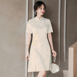 Váy sườn xám nữ mùa hè phong cách cổ điển, thiết kế trẻ trung hiện đại với thêu họa tiết Trung Hoa và tay áo ngắn.