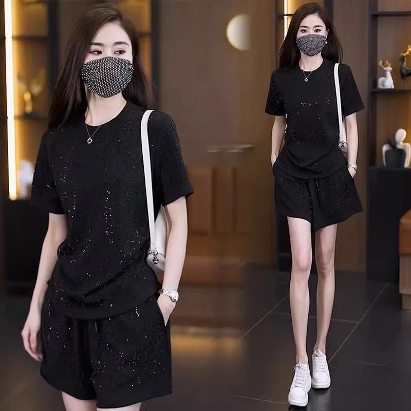 Bộ đồ lụa hai mảnh với họa tiết băng kim cương, phong cách thoải mái, phù hợp thời trang