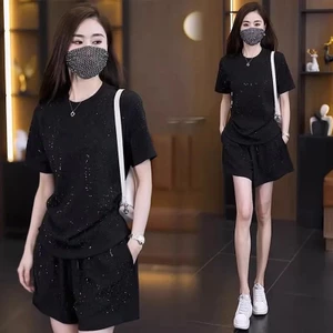 Bộ đồ lụa hai mảnh với họa tiết băng kim cương, phong cách thoải mái, phù hợp thời trang