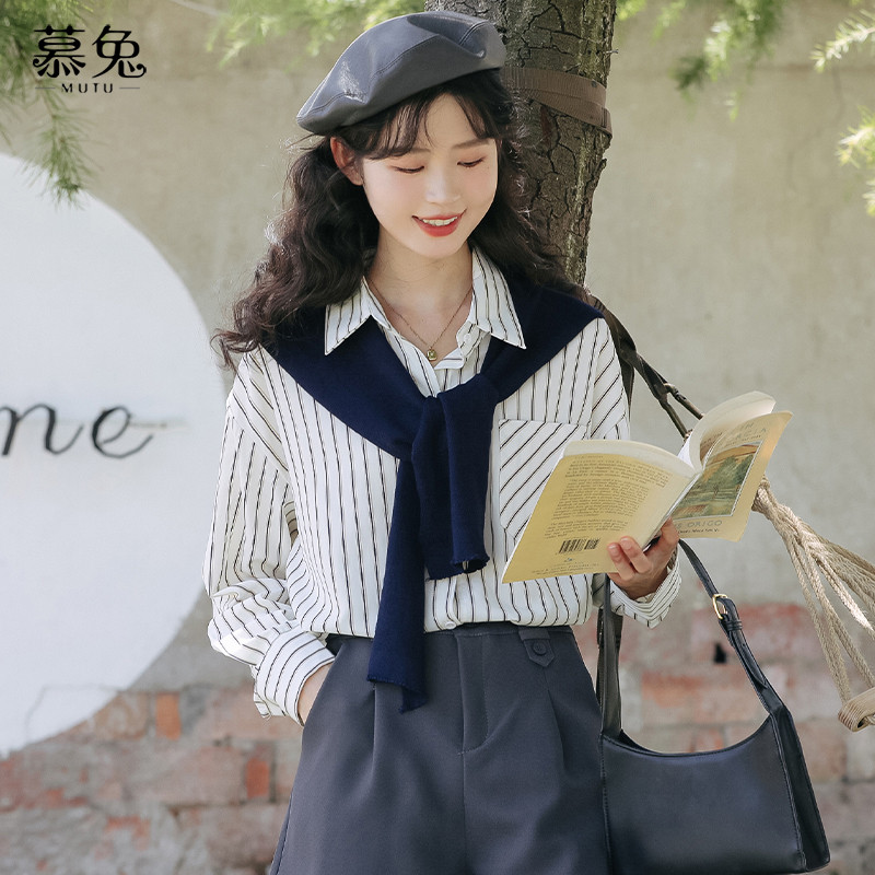 Khăn Choàng Sọc Phối Áo Sơ Mi Hai Mảnh, Mùa Thu 2026, Phong Cách Mới