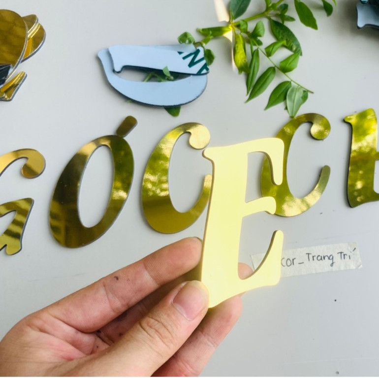 Chữ alu gương vàng nét mềm cao 8cm dày 3 mm trang trí tường, quán cafe, spa...