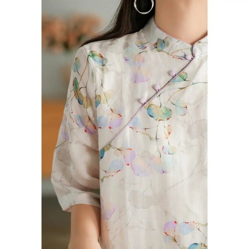 Đầm sườn xám cao cấp được thiết kế lại với cổ đứng dành cho nữ, thiết kế eo rộng rãi , đầm dáng dài vừa phải, tôn dáng