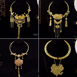 Vòng cổ tua rua lụa vàng kèm phụ kiện tinh tế cổ điển