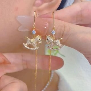 Bông tai tua rua màu vàng thiết kế vui vẻ và độc đáo, phù hợp thời trang