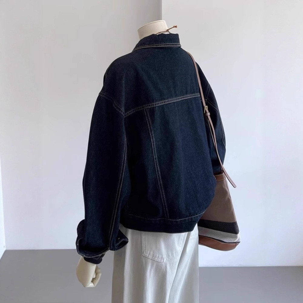 Màu xanh đậm Áo khoác denim ngắn nữ retro lao động, phù hợp xuân thu với túi thiết kế