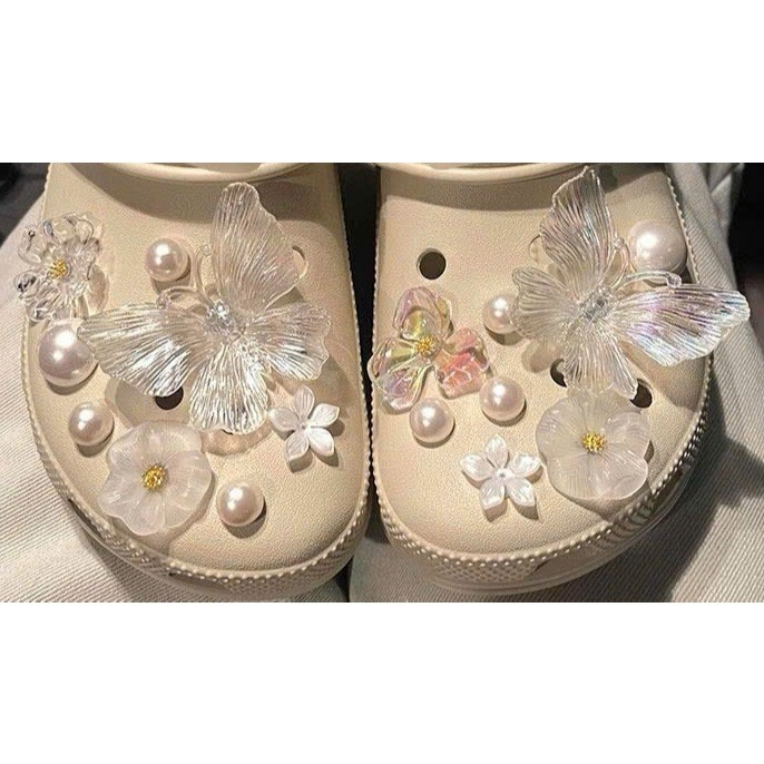 Set Charm Bướm Pha Lê Trắng & Hoa Ngọc Trai – Charm Gắn Dép Nữ Cao Cấp