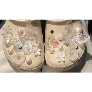 Set Charm Bướm Pha Lê Trắng & Hoa Ngọc Trai – Charm Gắn Dép Nữ Cao Cấp