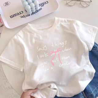 Chiếc áo thun một mặt này có in hình chiếc nơ kiểu Anh dễ thương, thiết kế đơn giản, thoải mái và cổ tròn.