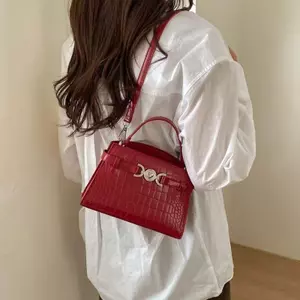 Túi xách nữ sang trọng thanh lịch VN, thiết kế nhỏ gọn, thích hợp để đi chơi và tiệc tùng.