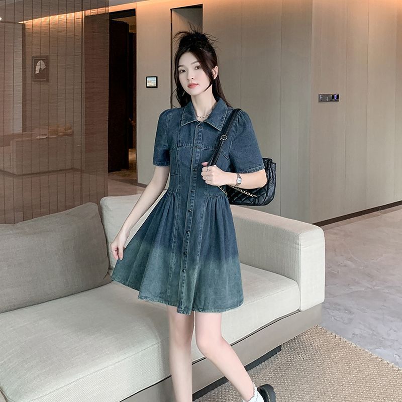 Váy denim cổ xanh nhỏ nhắn, thời trang mùa hè mới, phong cách và tôn dáng với phần eo thon gọn, váy ngắn.