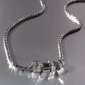 Lắc tay và mặt dây chuyền nữ có đèn LED nhấp nháy, thiết kế sang trọng, phù hợp với cổ tay bạn