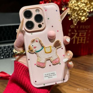 Cô Gái Màu Hồng Chấm Bi Thêu Pony Giá Đỡ Thích Hợp Cho iPhone16 / 17pro Ốp Điện Thoại IP15 Kẹo Không Khí Đệm 14 Mềm Mại