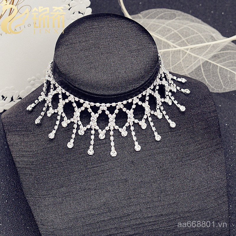 Vòng cổ thời trang với kim cương và đá đính cẩn thận, thiết kế rộng rãi, phù hợp xu hướng quốc tế