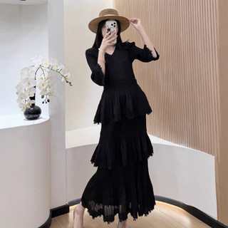 Đầm Miyake xếp ly mùa xuân, cổ chữ V, thắt lưng nẹp ren, dáng trumpet