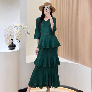 Đầm Miyake xếp ly mùa xuân, cổ chữ V, thắt lưng nẹp ren, dáng trumpet