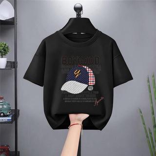 Mũ lưỡi trai bóng chày cho bé trai, in chữ "W" trong tiếng Anh, kiểu dáng giản dị và thoải mái. Áo thun cổ tròn.