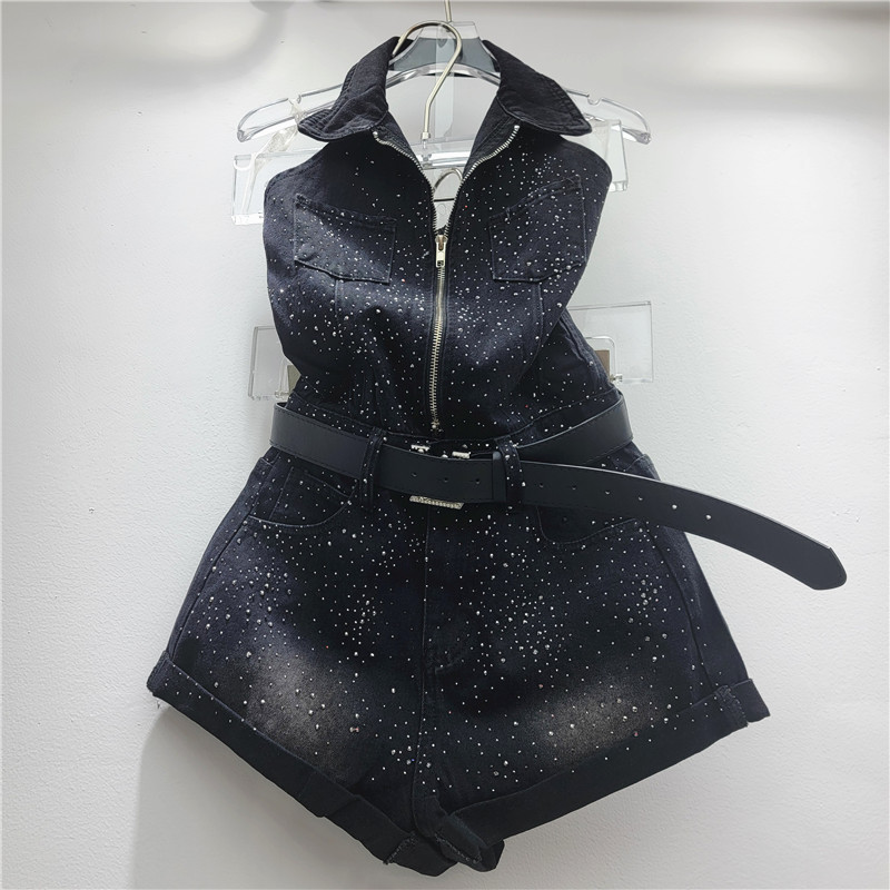 Jumpsuit denim nữ mùa xuân hè với dây cổ và họa tiết kim cương giả, thiết kế ôm body và cut A-line rộng.
