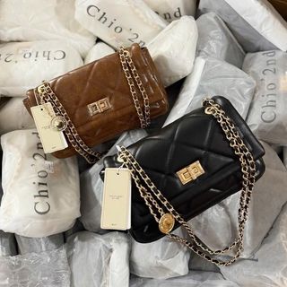 Chio2nd - Túi Chần Trám Da Trơn Mềm Khoá Xoay Đeo Vai Charm đồng xu