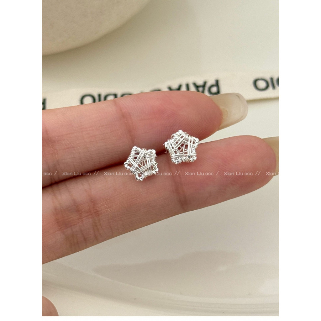 Bông tai ngôi sao năm cánh bạc rỗng, thiết kế nhỏ và tinh tế, phù hợp cho người yêu thích vẻ thanh lịch