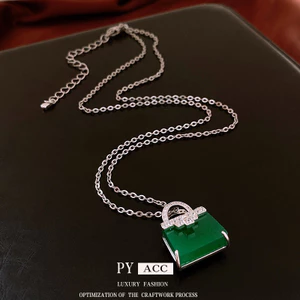 Dây chuyền mặt khóa zircon nhẹ sang trọng, phù hợp với áo len và trang sức