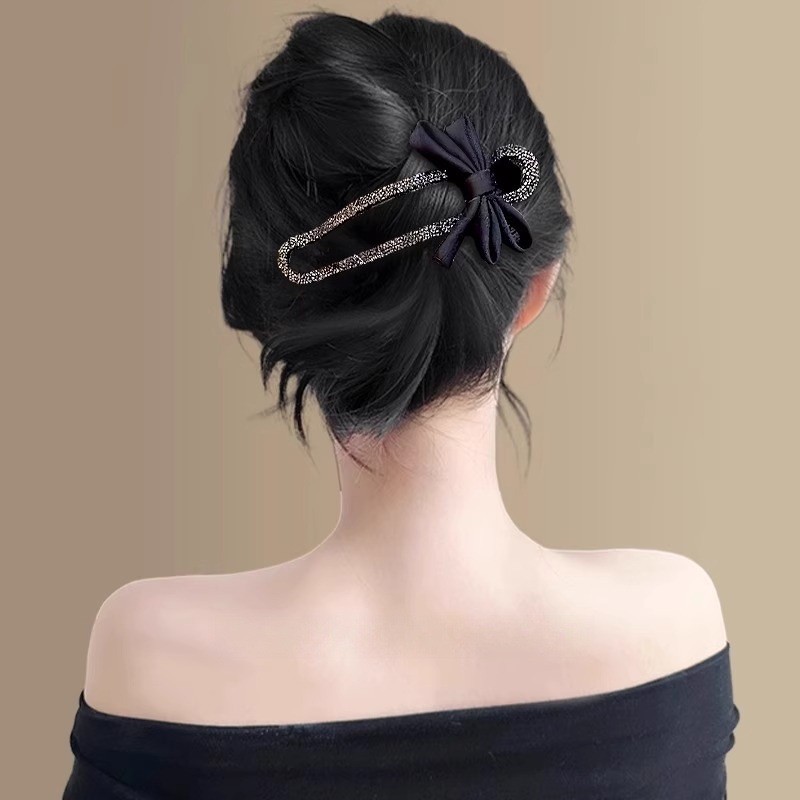 Kẹp tóc phong cách Hàn Quốc với nơ mỏ vịt lấp lánh pha lê, phù hợp tạo kiểu updo thanh lịch.
