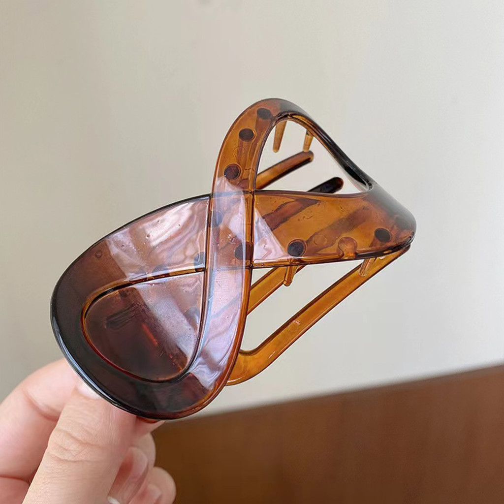 Kẹp móng vuốt xoắn giữ chắc chắn, chống trơn trượt, phù hợp với tóc dày và xoăn dài