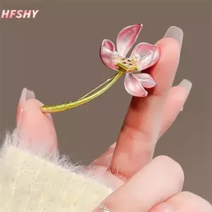 Áo quần và phụ kiện thổ cẩm tinh tế hoa sen dành cho bé gái thanh lịch, sáng tạo