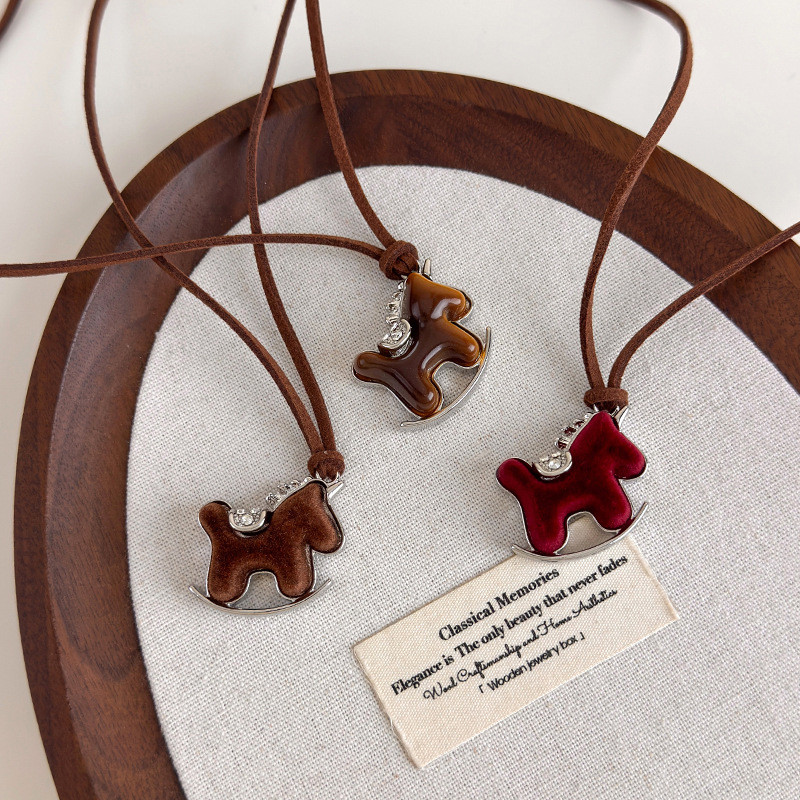 Dây chuyền flocking pony cổ điển, phù hợp làm phụ kiện thời trang