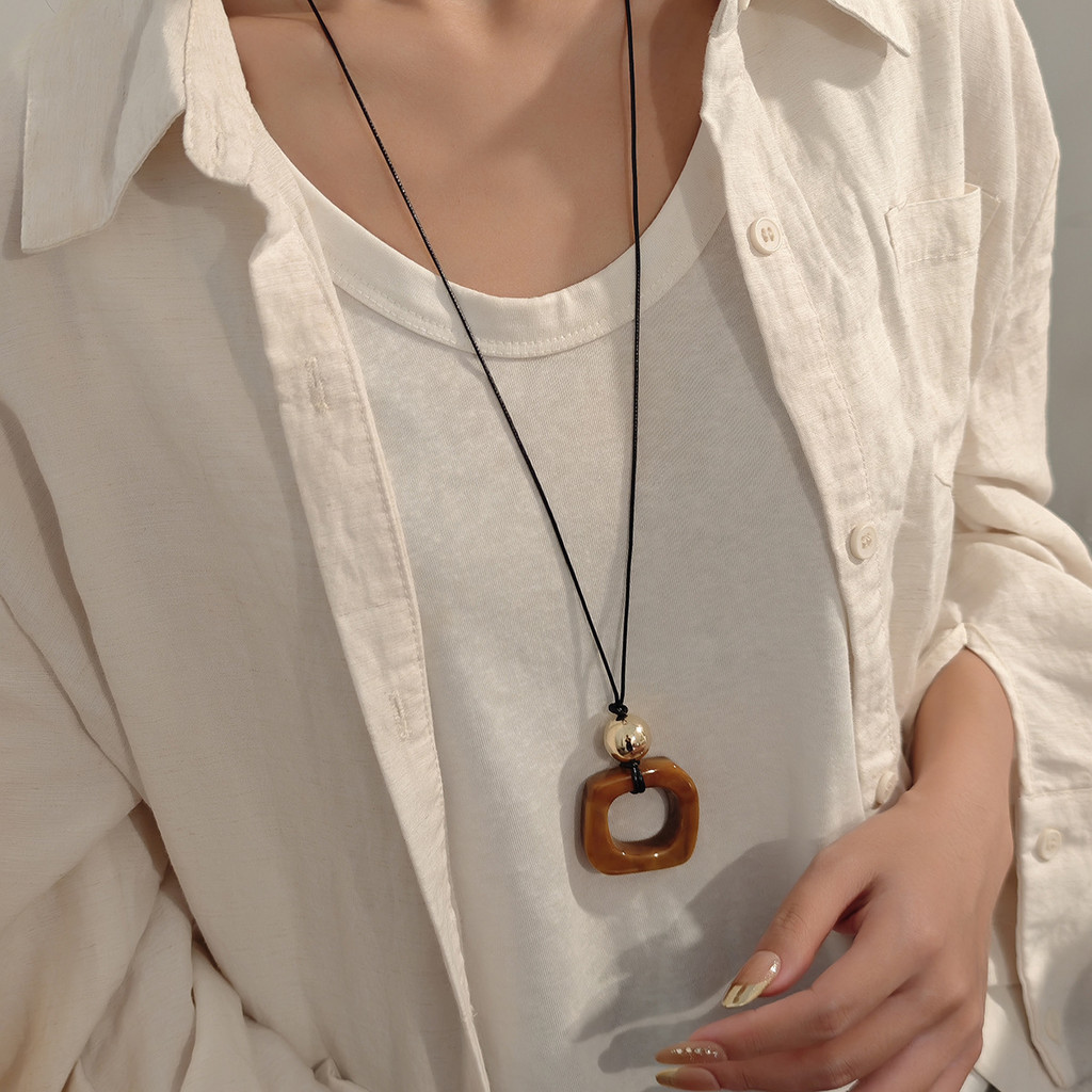 Mới Phong Cách Trung Hoa Zen Không Đều Vuông Rỗng Vòng Cổ Retro Phong Cách Dân Tộc Xương Lạc Đà Nhựa Áo Len Dây Xích Nữ
