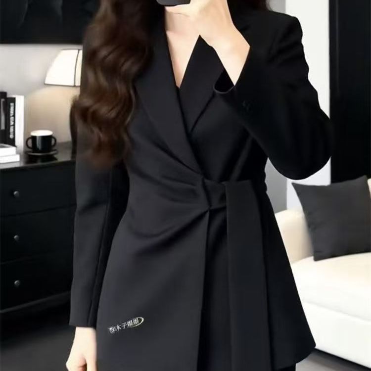 Mùa xuân 2026 - Bộ đồ nữ phong cách trưởng thành mới: Áo khoác mỏng màu đen và quần ống rộng