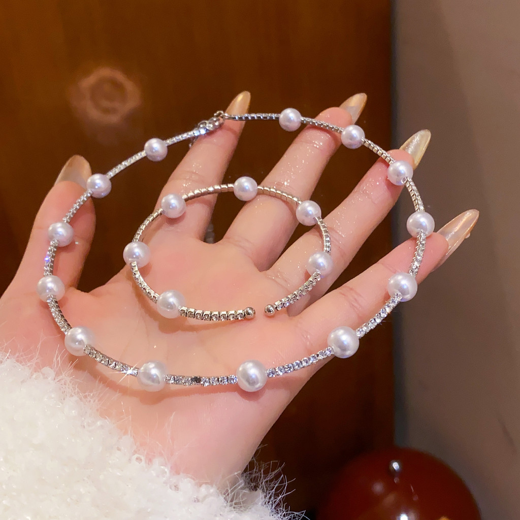 Bộ trang sức đính cườm 3 món gồm vòng tay chocker và bông tai với thiết kế tối giản phù hợp làm quà tặng hoặc sử dụng hằng ngày.