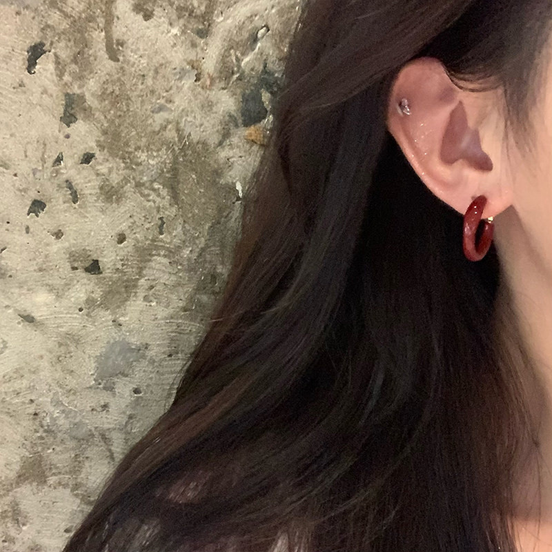 Bông tai màu đỏ cổ điển hình tròn trơn, sang trọng dành cho nữ