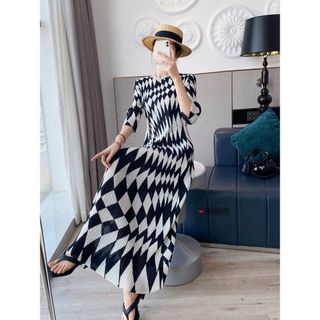 Đầm nữ dài tay ba phần tư kim cương giả, màu đen trắng xếp ly, phù hợp mùa xuân hè.