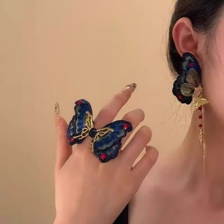 Bộ phụ kiện gồm bông tai bướm thêu màu xanh và nhẫn cao cấp