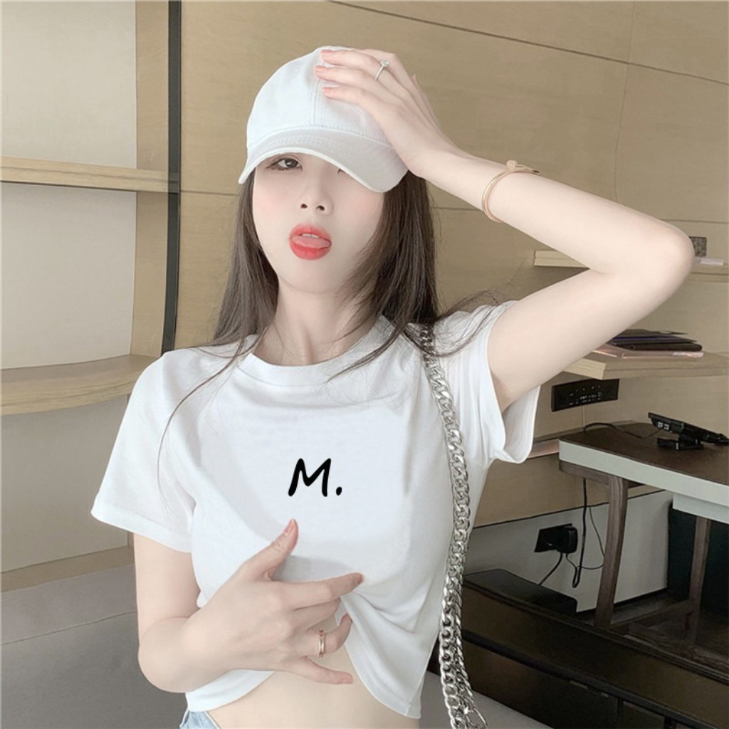 Áo croptop nữ này có thiết kế khoe eo, chất liệu mềm mại và thoải mái.