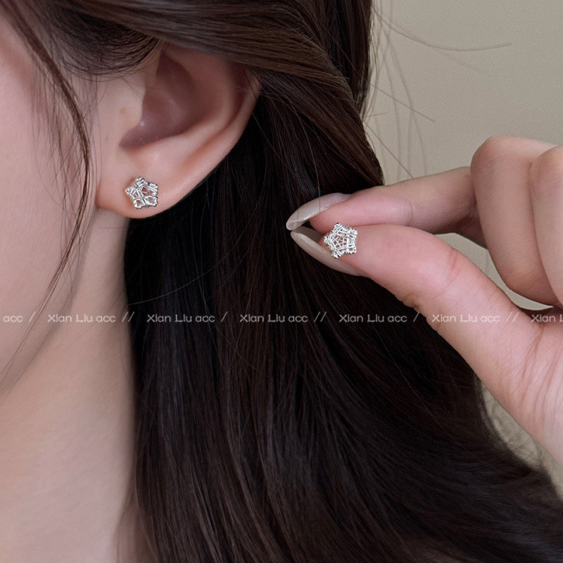 Bông tai ngôi sao năm cánh bạc rỗng, thiết kế nhỏ và tinh tế, phù hợp cho người yêu thích vẻ thanh lịch