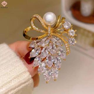 Áo quần nữ cao cấp kèm phụ kiện kim cương giả và pha lê, phù hợp làm quà tặng